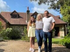 Una famiglia multimilionaria invita una madre single che sopravvive con 91 sterline a settimana a vivere nella loro villa con 5 camere da letto e piscina privata, mentre si trasferiscono nel suo appartamento nella “capitale britannica del taccheggio”