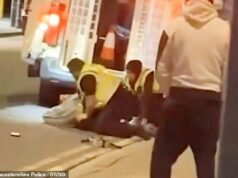 In quel momento l’ufficiale di polizia urla di dolore mentre l’uomo lo morde sulla gamba durante l’arresto