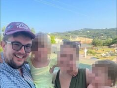 Il preside di un collegio da 36.000 sterline all’anno si è licenziato dopo aver baciato la studentessa e averle detto “Provo amore a un livello che non ho mai provato prima” mentre la moglie di otto anni era incinta del loro secondo figlio