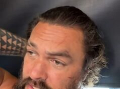 Jason Momoa costretto a fuggire per salvarsi la vita insieme a migliaia di hawaiani mentre la sua casa perde energia dopo 12 pollici di pioggia che si abbattono sul paradiso tropicale provocando inondazioni storiche