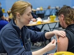 Il vaccino contro la meningite B dovrebbe essere somministrato a tutti gli adolescenti, affermano gli esperti di malattie infettive