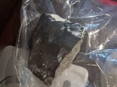 Una “meteorite” si schianta contro la casa di una donna mentre i residenti rimangono terrorizzati dal massiccio boom sonico