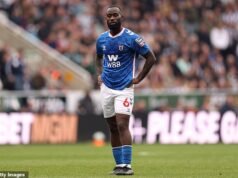 La partita della Premier League è FERMA per abusi razzisti per la prima volta mentre la stella nera del Sunderland Lutsharel Geertruida denuncia il pubblico del Newcastle all’arbitro