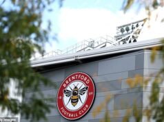 I giocatori del Brentford “rimangono insanguinati dopo aver salvato un uomo da un presunto attacco razzista” mentre tornavano a casa dal pareggio del Leeds