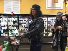 La leggenda del rock distoglie lo sguardo dal suo personaggio sul palco mentre fa la spesa al supermercato con la sua ragazza