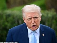 Trump promette la “decimazione totale dell’Iran e dice che funzionerà molto bene” mentre dà stasera la scadenza per la riapertura dello Stretto e i prezzi del petrolio aumentano verso livelli record