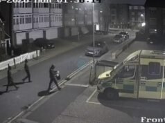 Tre sospetti incappucciati hanno dato fuoco alle ambulanze fuori dalla sinagoga di Golders Green, mentre la polizia indaga sul crimine di odio antisemita