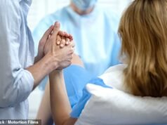 L’ostetrica rivela i comportamenti più scioccanti che ha visto nei neo-papà durante il parto delle loro mogli