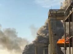 La raffineria di petrolio Valero a Port Arthur esplode in fiamme innescando un enorme boom mentre il fumo si alza nell’aria del Texas