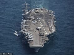 L’Iran rivendica l’attacco alla portaerei statunitense mentre il capo della marina di Teheran condivide il filmato dell’attacco missilistico su una nave da guerra da 1,8 miliardi di sterline nel Mar Arabico