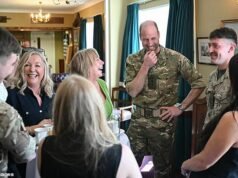 Il principe William minaccia di radersi la barba fino a farne i baffi dopo aver ammirato i peli del viso del 1° battaglione del reggimento merciano durante la visita
