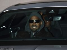 Kanye West sorride dopo aver finalmente pubblicato, con molto ritardo, l’album Bully e essersi esibito in uno spettacolo tutto esaurito in seguito alle sue scuse per gli sfoghi antisemiti