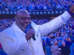 Fury nei panni del cantante gospel esegue il “peggior inno nazionale di tutti i tempi” prima della vittoria dei Dodgers sui Diamondbacks