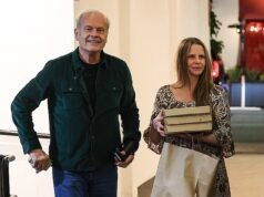 Kelsey Grammer, 71 anni, sorpreso in un raro avvistamento con la moglie molto più giovane mentre le fa portare il cibo da asporto