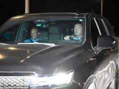 Tiger Woods viene rilasciato dal carcere dopo otto ore dietro le sbarre… mentre emerge la foto segnaletica con gli occhi annebbiati dell’arresto per guida in stato di ebbrezza