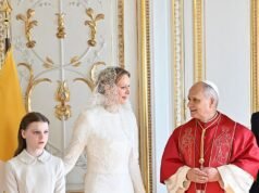 La principessa Charlene esercita il suo “privilège du blanc” vestendosi di bianco per incontrare il papa insieme alla figlia Gabriella, che le somiglia