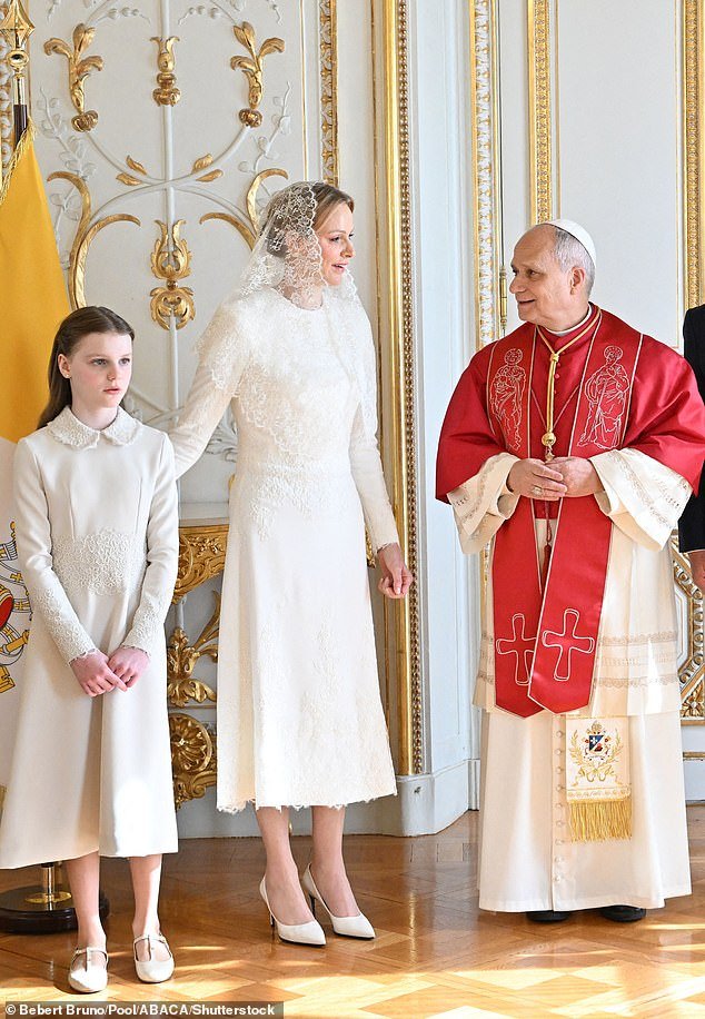107490617-15691571-Pope_Leo_XIV_poses_in_the_Prince_s_Palace_with_Princess_Charlene-a-31_1774879623187.jpg