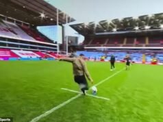 Il boss dei Leicester Tigers, Geoff Parling, coinvolto in uno scambio di X-rated con i presentatori di TNT Sport per un incidente pre-partita