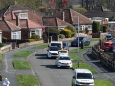 Quattro persone vengono arrestate con l’accusa di omicidio dopo la morte di una giovane donna trovata priva di sensi per strada