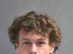 Incredibile momento in cui la polizia insegue il sospetto sui PADDLEBOARD dopo che ha tentato di scappare a nuoto