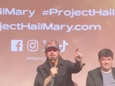 Ryan Gosling interrompe l’evento di Los Angeles per elogiare il fratello di Eva Mendes come ‘l’attore non lavoratore più laborioso che abbia mai incontrato’ mentre lancia un appello a registi e scrittori tra la folla di ‘assumere quest’uomo!’