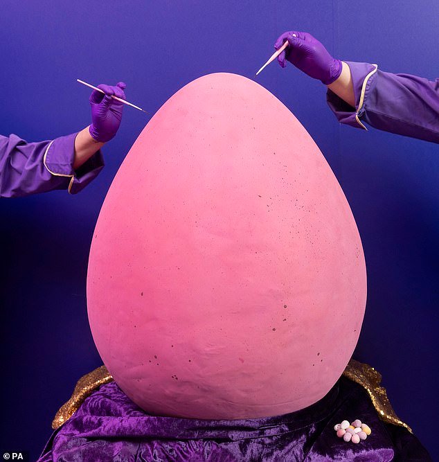 107509297-15689307-The_world_s_largest_Mini_Egg_weighs_around_55kg_and_is_set_to_go-m-5_1774802292698.jpg