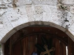 Le forze israeliane bloccano il capo della chiesa cattolica di Gerusalemme dal luogo della crocifissione di Gesù