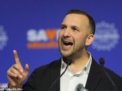 Polanski parla dell’aumento degli stipendi degli insegnanti, del ridimensionamento degli esami e della lotta all’estrema destra, che tassa i ricchi per pagare tutto