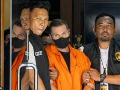 Una delle figure della malavita britannica di più alto profilo viene fatta sfilare in tuta arancione a Bali prima di essere deportata nel Regno Unito