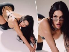 Megan Fox si mette a carponi con un reggiseno in lattice e un perizoma peekaboo