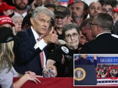 Il dottor Oz aiuta una donna anziana che ha avuto un collasso durante il discorso di Trump all’evento del Kentucky