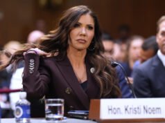 Kristi Noem ha ingannato il Congresso sul ruolo dell’assistente principale nei contratti del DHS