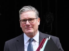 Il fumo si alza sopra l’aeroporto internazionale del Bahrain e le petroliere vengono attaccate nel Golfo dell’Iraq mentre i prezzi del petrolio salgono a 100 dollari al barile: aggiornamenti in tempo reale