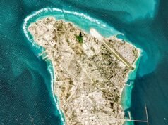 L’Iran colpisce un porto critico degli Emirati Arabi Uniti e minaccia di rapire il personale militare americano dopo aver colpito l’ambasciata americana con un missile mentre Teheran promette di vendicare la “cancellazione” di Trump sull’isola di Kharg: aggiornamenti in tempo reale