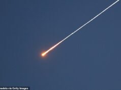 Missili lanciati contro gli Emirati Arabi Uniti dallo Yemen mentre i ribelli Houthi si uniscono alla guerra e le truppe statunitensi ferite negli attacchi iraniani contro l’Arabia Saudita – aggiornamenti in tempo reale