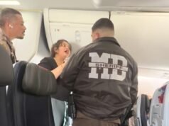 Una viaggiatrice dell’American Airlines impazzisce perché presumibilmente è stata lanciata dall’aereo per aver riprodotto video sull’altoparlante