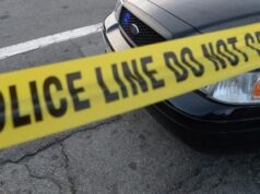 Un uomo identificato dalla polizia di Oakland è stato ucciso sul divano di un negozio di riparazione telefoni