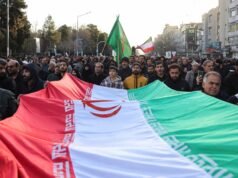 Migliaia di persone in Iran piangono l’uccisione di Khamenei