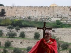 La polizia israeliana blocca il cardinale cattolico dal Santo Sepolcro la Domenica delle Palme