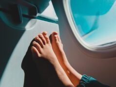 Donna “imbavagliata” per quello che vede fare ai passeggeri dell’aereo: “disagio emotivo”