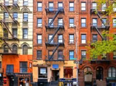 Donna apre la finestra dell’appartamento di Manhattan: nessuno è pronto per la “vista”