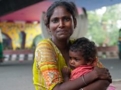 ‘Conto i loro respiri’: una madre senza casa protegge i suoi figli a Delhi