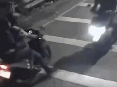 Il momento scioccante in cui un attivista indonesiano è stato attaccato con sostanze chimiche a Giakarta