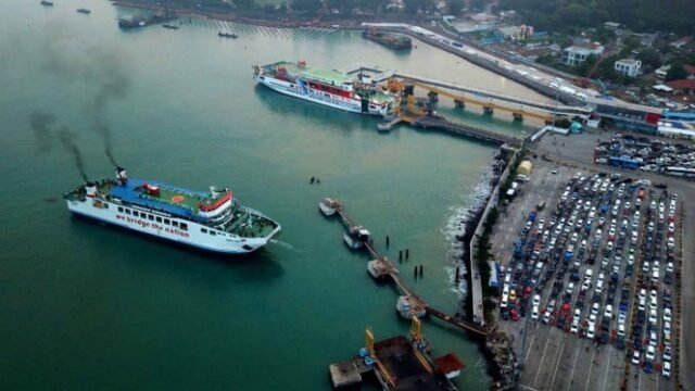5b1b71eb3ce8e-arus-mudik-pelabuhan-merak_665_374.jpg