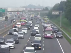 Il flusso del ritorno a casa inizia a diventare intenso sulla strada a pedaggio Giakarta-Cikampek, controflusso preparato dal Km 55