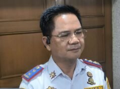 I ritornanti tornano a casa a Giakarta di notte, Transjakarta e Mikrotrans operano 24 ore su 24