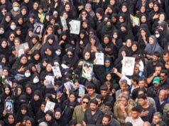 Momenti emozionanti al funerale di massa delle 165 studentesse iraniane uccise nell’attacco israelo-americano