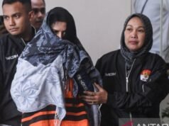 La Commissione per l’Eradicazione della Corruzione afferma che la reggente di Pekalongan Fadia Arafiq, assistita da suo figlio, è intervenuta nel capo del dipartimento