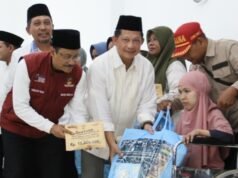 Kasatgas Tito distribuisce aiuti alle vittime del disastro idrometeorologico a Pidie Jaya Aceh