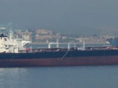 La petroliera greca attraversa lo stretto di Hormuz tra le minacce iraniane, trasportando 1 milione di barili di petrolio saudita